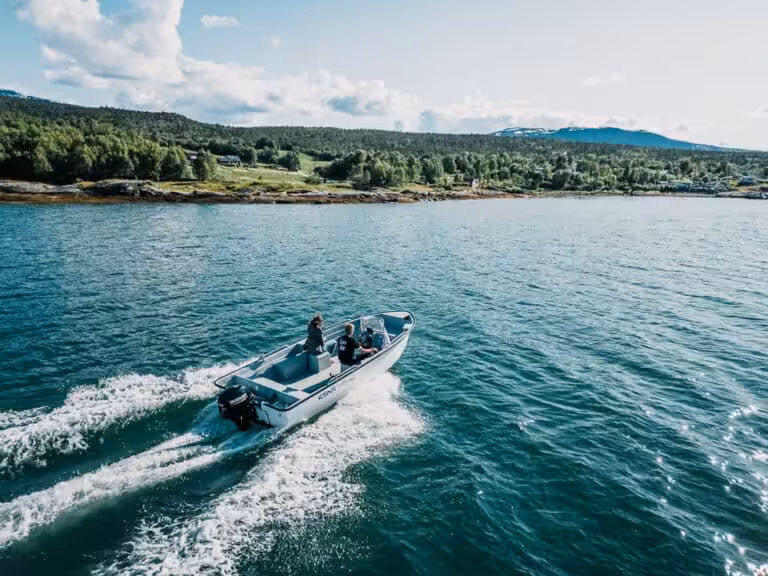 Boot aan het fjord bij Malangen Arctic Experience