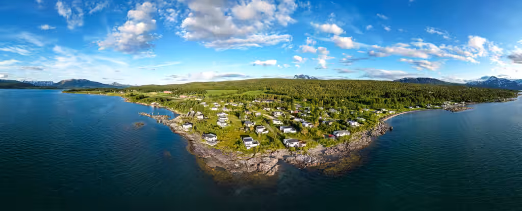 Dronebilde av kystcamping.