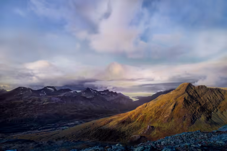 Storslått fjellandskap under dramatisk himmel