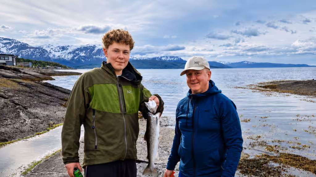 Zwei Angler mit Meerforellen am Fjord.