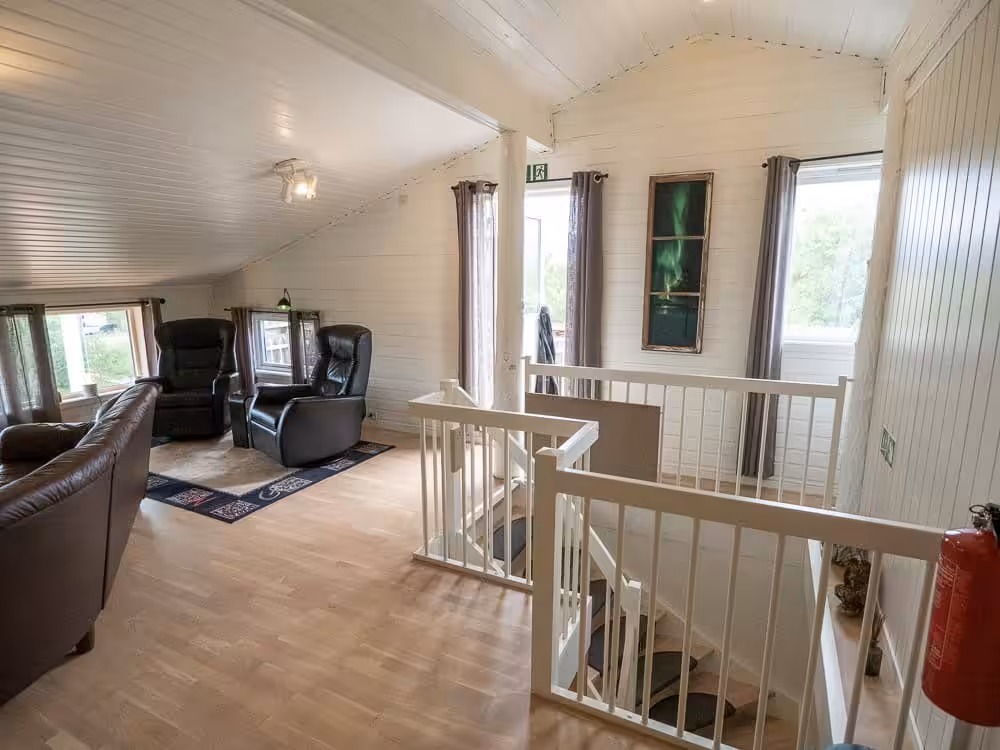 Innbydende stue med skinnmøbler.