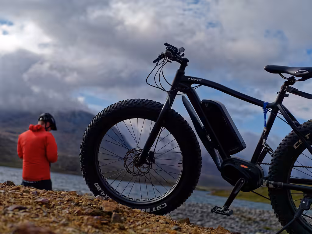 Mountainbike in bergiger Landschaft und am Wasser