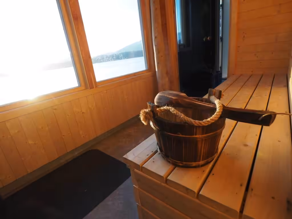 Badstue med bøtte og øse.