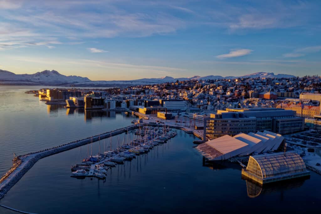Winterpanorama der Hafen von Tromsø im Sonnenuntergang