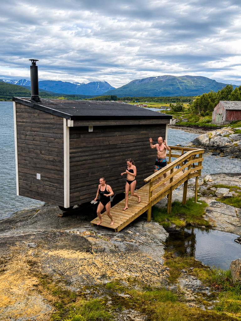 Des personnes sortent d'un sauna au bord du fjord