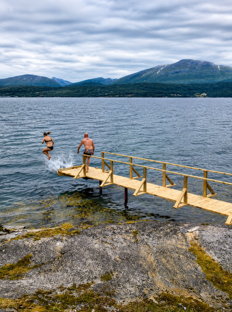 Deux personnes sautent d'un quai dans un lac de montagne.